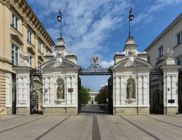 Rekordowa rekrutacja na studia 2026. Podwójny rocznik rozpoczyna naukę, a uczelnie przyjmą więcej studentów niż przed rokiem.