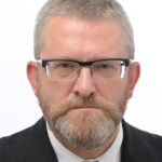 zdjęcie brodatego mężczyzny w okularach