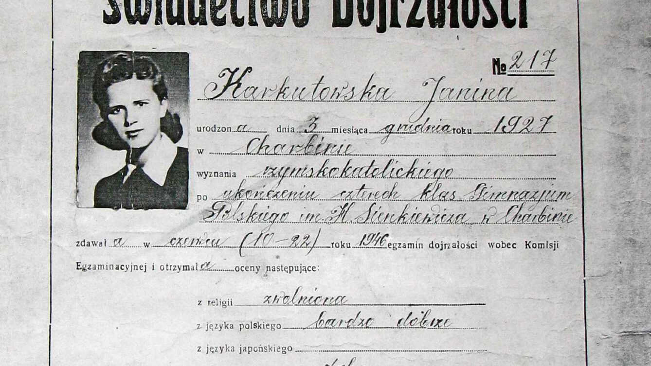 Świadectwo maturalne 1946, Źródło: Autorstwa Gimnazium Sienkiewicza w Charbinie, Domena publiczna