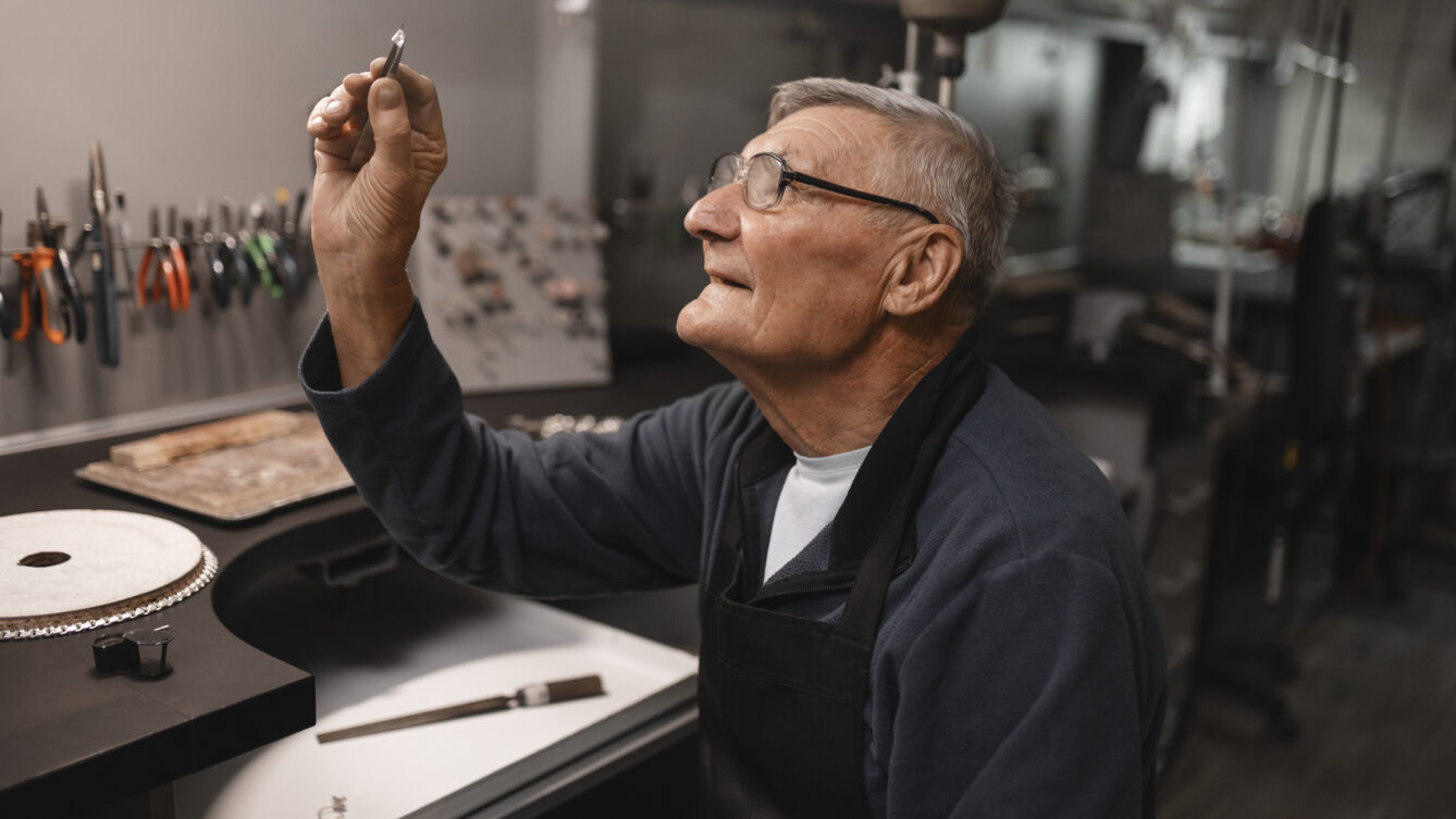 Jubiler przy pracy - freepik