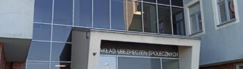 Wejście do oddziału ZUS, państwowej instytucji obsługującej ubezpieczenia społeczne