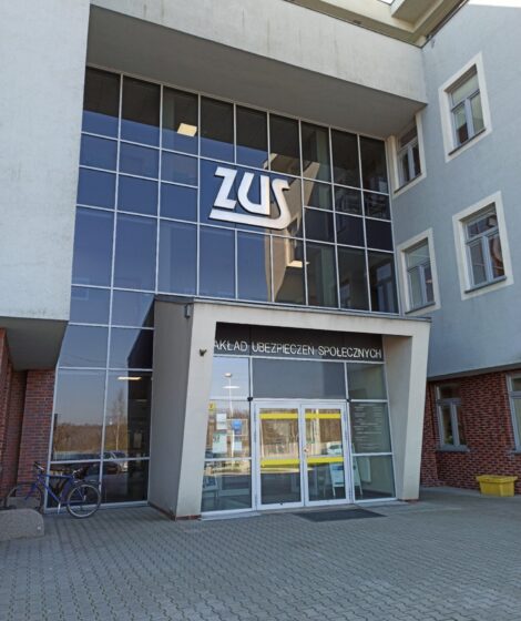 Wejście do oddziału ZUS, państwowej instytucji obsługującej ubezpieczenia społeczne