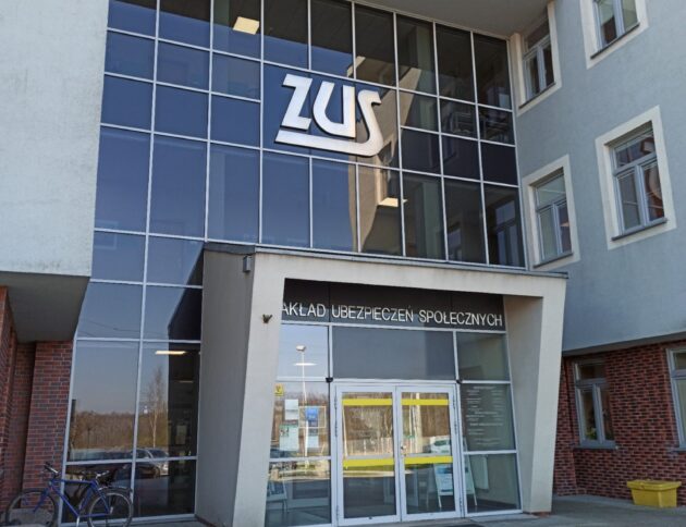 Wejście do oddziału ZUS, państwowej instytucji obsługującej ubezpieczenia społeczne