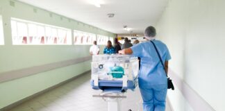 Ministerstwo Zdrowia planuje wstrzymać lipcowe podwyżki dla medyków i zmienić zasady waloryzacji płac. fot: Hush Naidoo Jade Photography/unsplash