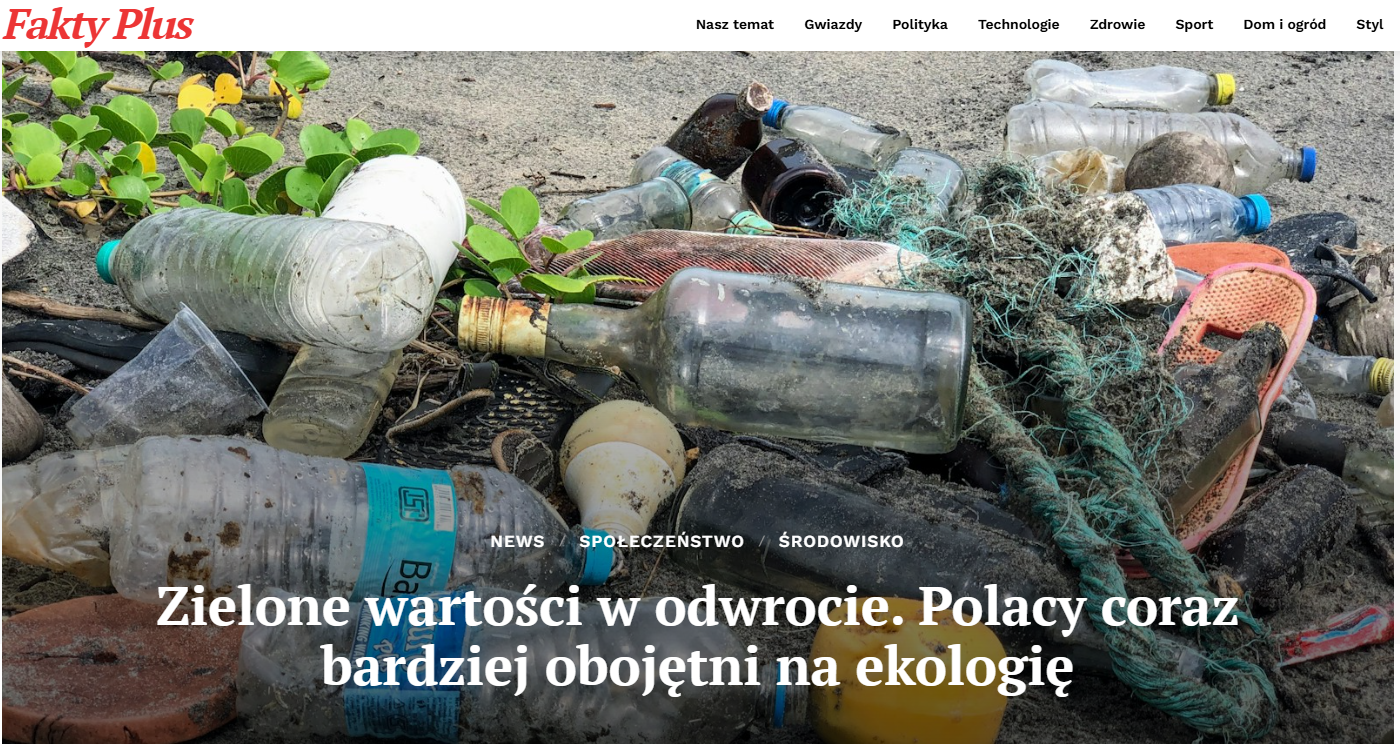 Zanieczyszczona plaża – Polacy coraz bardziej obojętni na ekologię, dane z Ekobarometru 2025