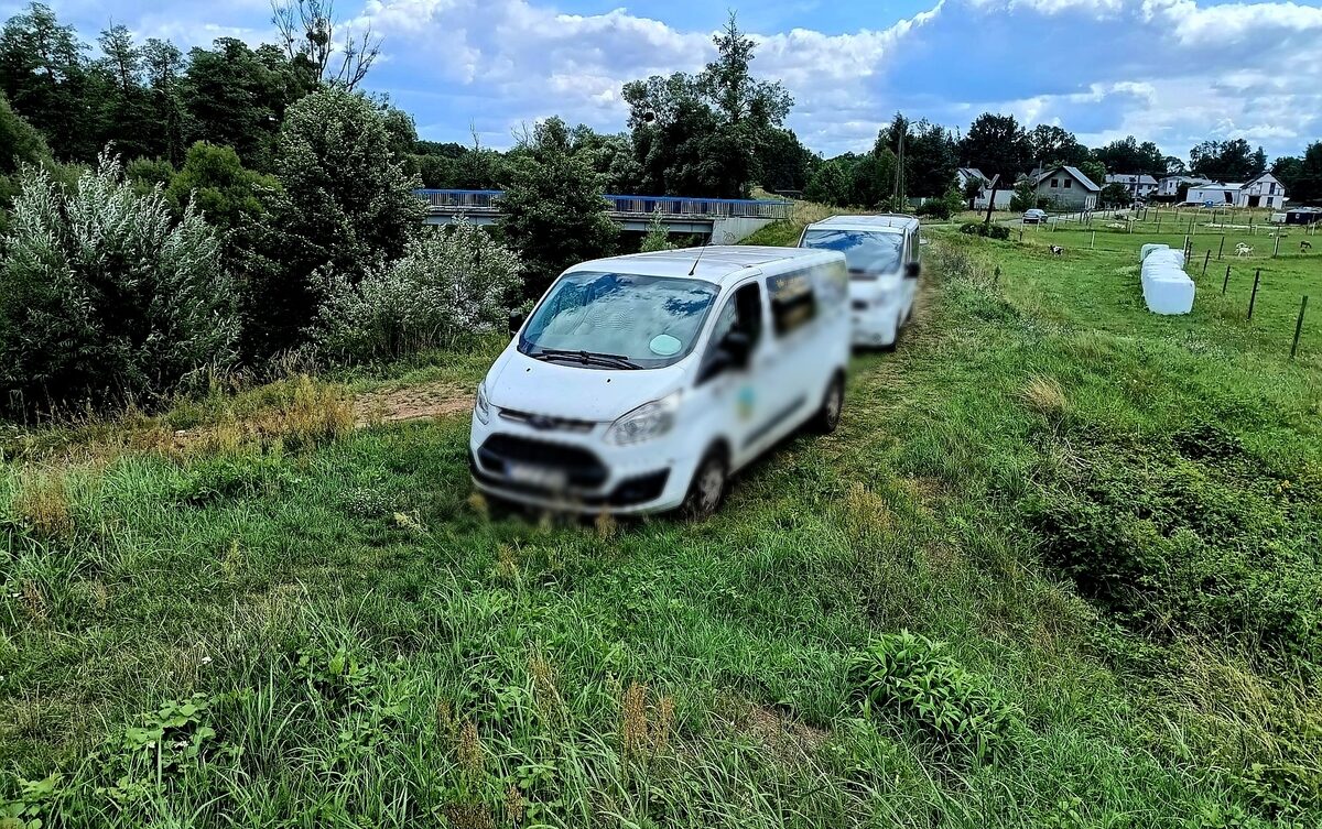 Samochody na wale przeciwpowodziowym, Policja