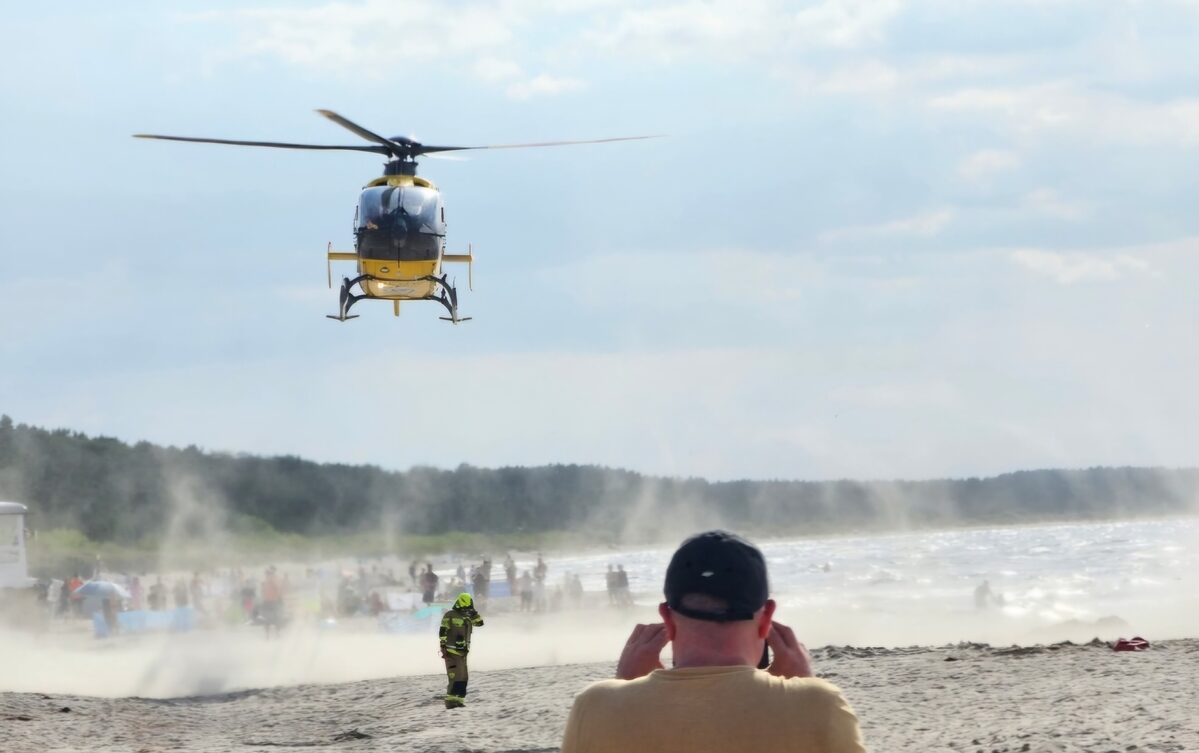 Akcja ratownicza na plaży/Policja