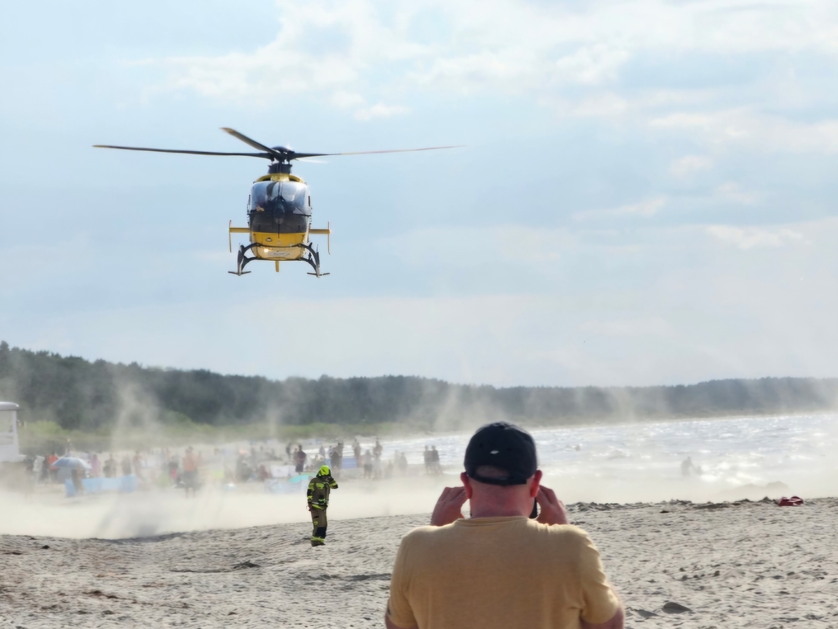Akcja ratownicza na plaży/Policja