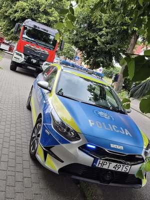 policja i straż pożarna na ulicy