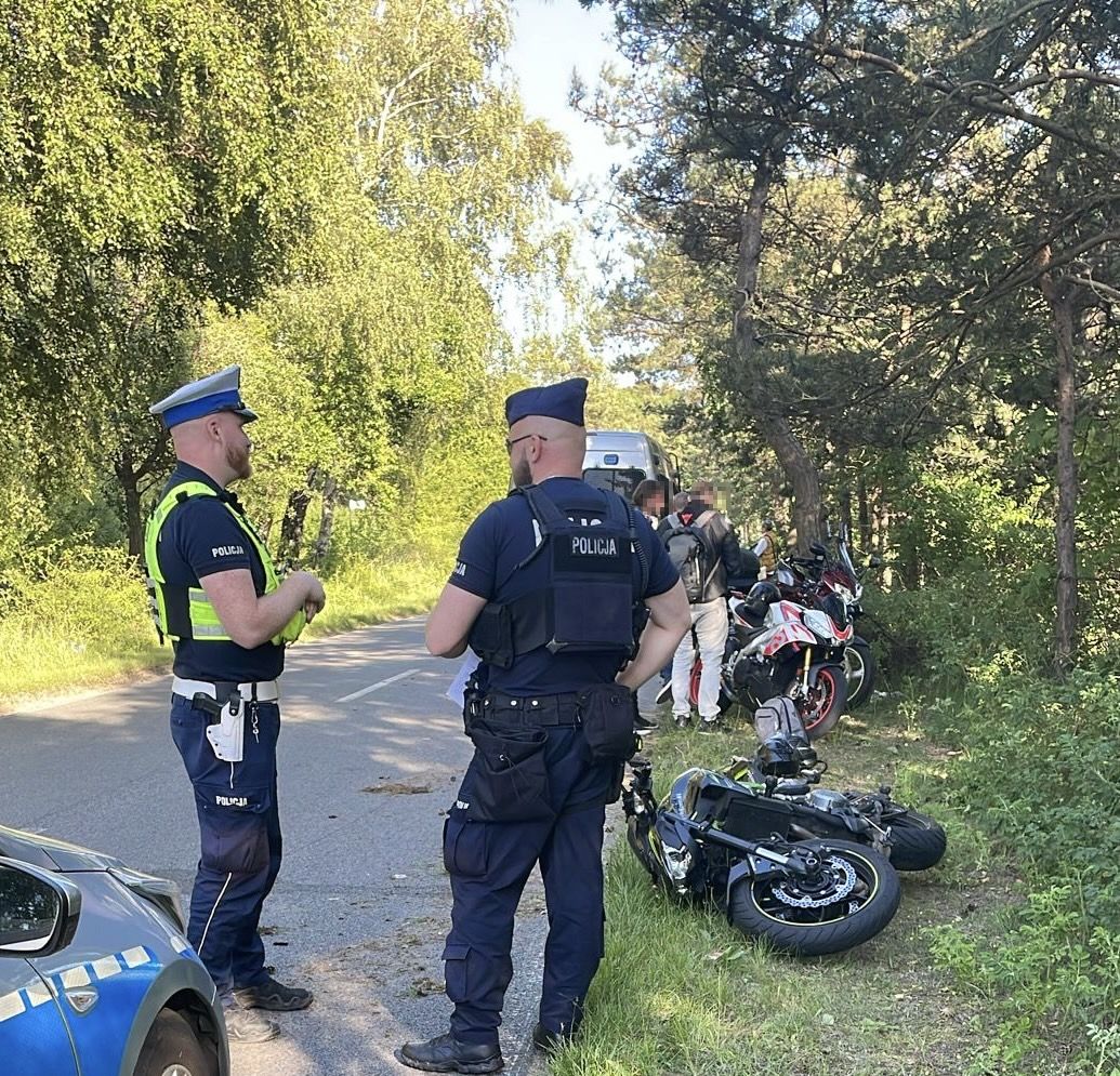 motocykl lezący na poboczu