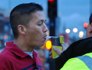 mężczyzna badany na zawartość alkoholu