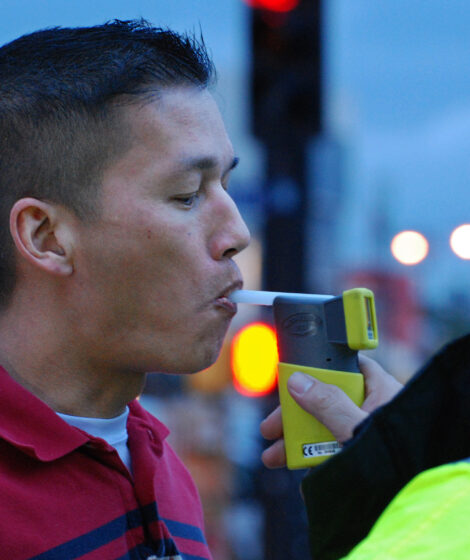 mężczyzna badany na zawartość alkoholu