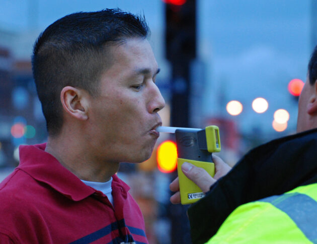 mężczyzna badany na zawartość alkoholu
