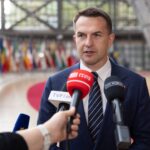 mężczyzna przed mikrofonami