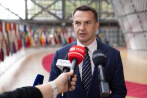 mężczyzna przed mikrofonami