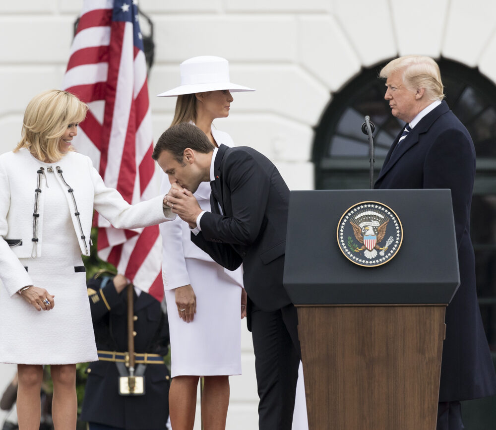 grupa ludzi na podeście