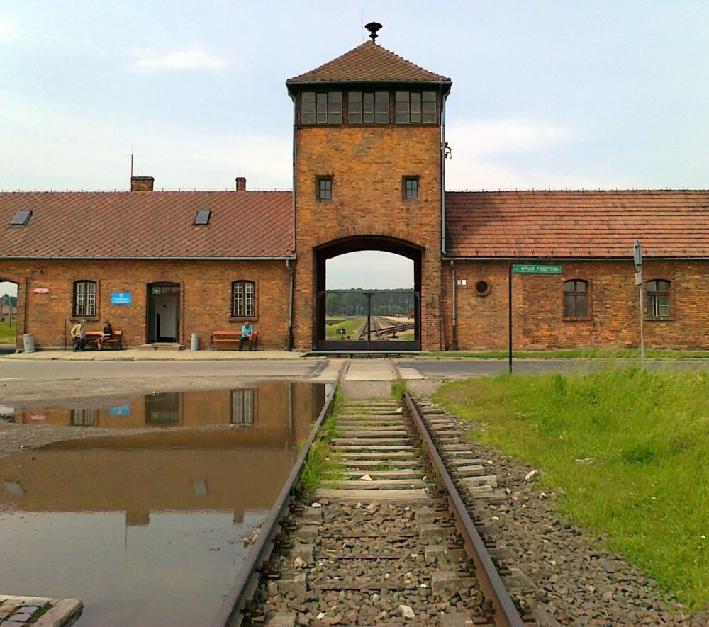 brama do obozu koncentracyjnego