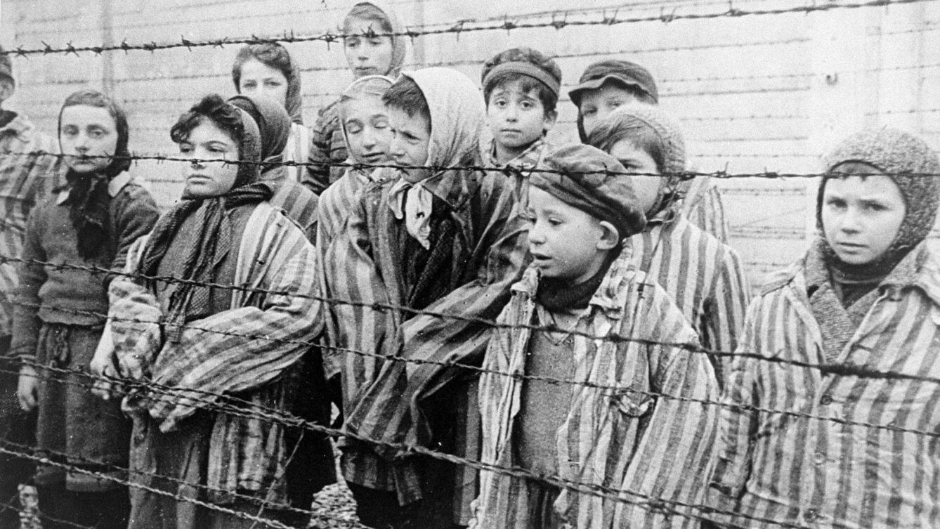 Dzieci za drutami obozu. Kadr z filmu sowieckiego dokumentującego wyzwolenie Auschwitz, fot. Alexander Voronzow, Domena publiczna