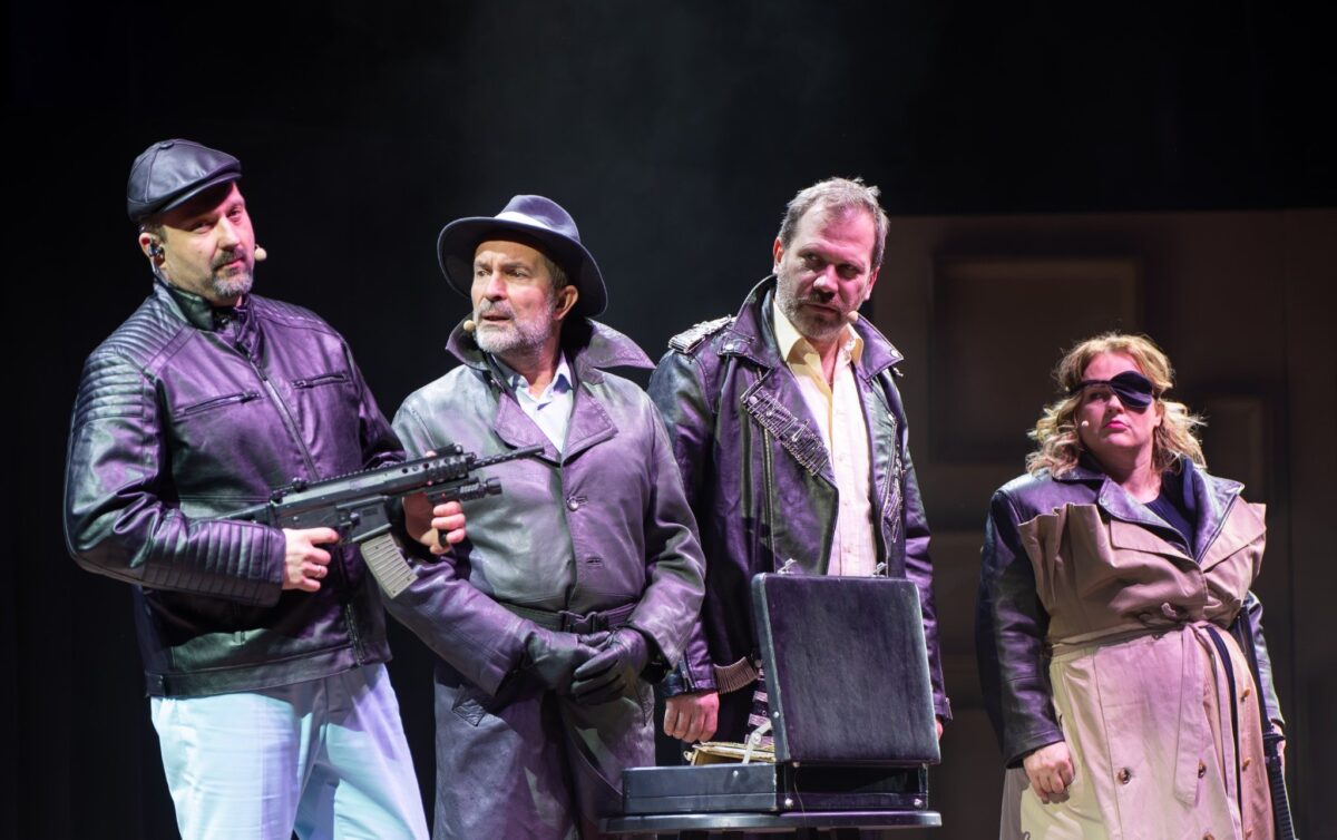 grupa aktorów na scenie