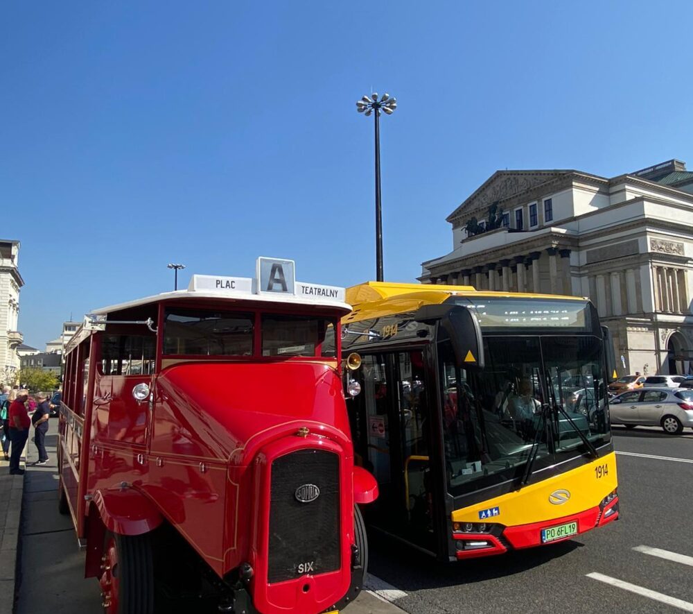 dwa autobusy obok siebie jeden z początków XX wieku, drugi współczesny