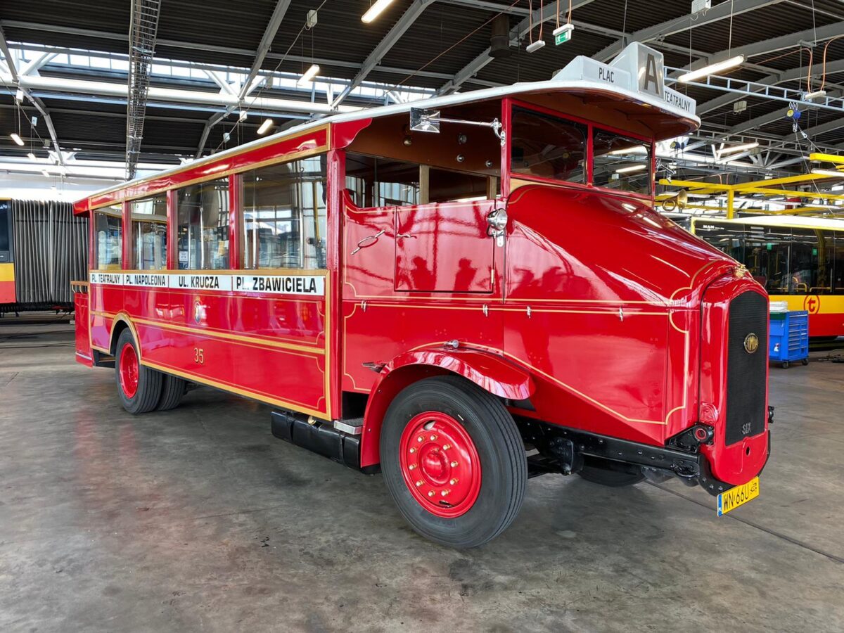 odrestaurowany autobus z początków XX wieku