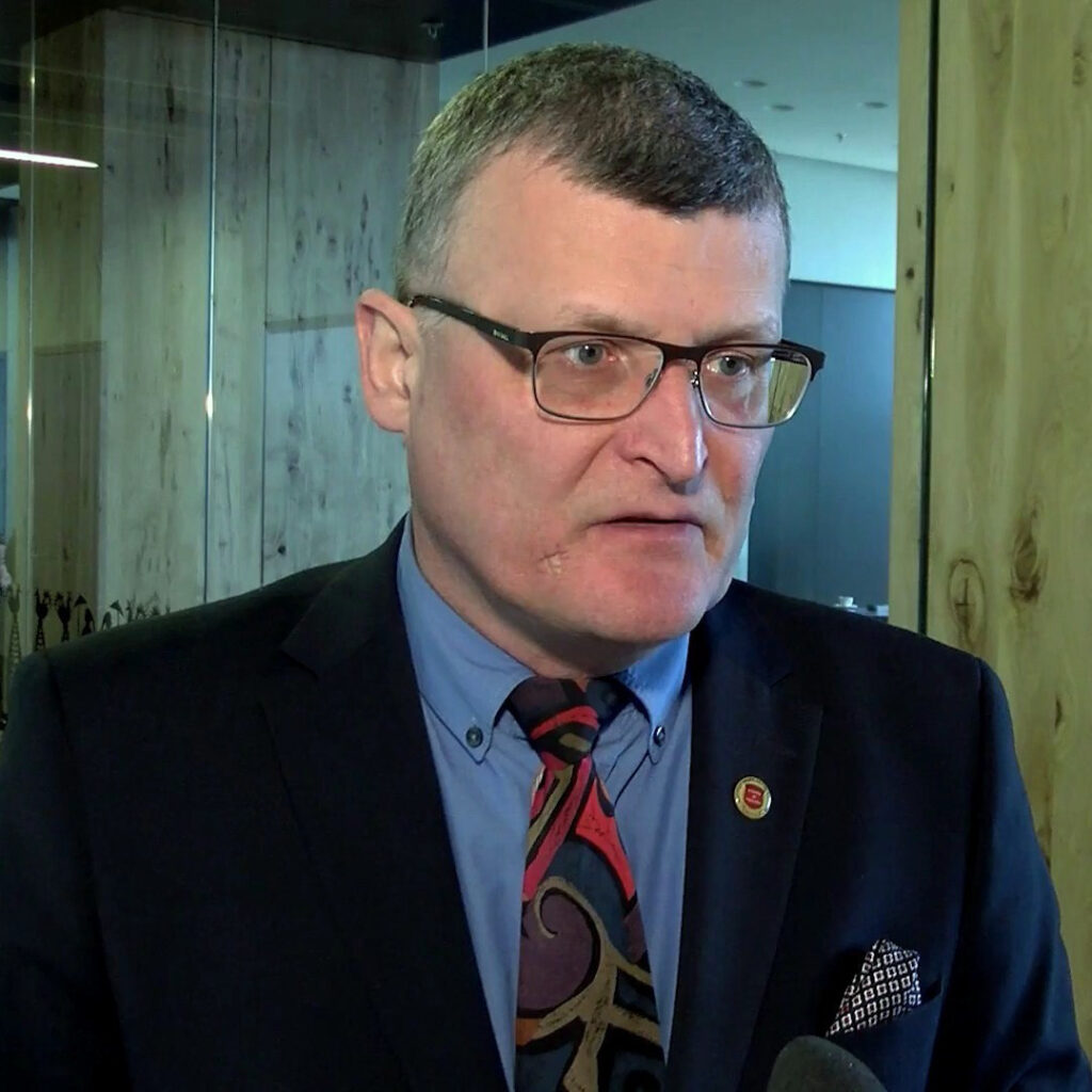 mężczyzna w garniturze