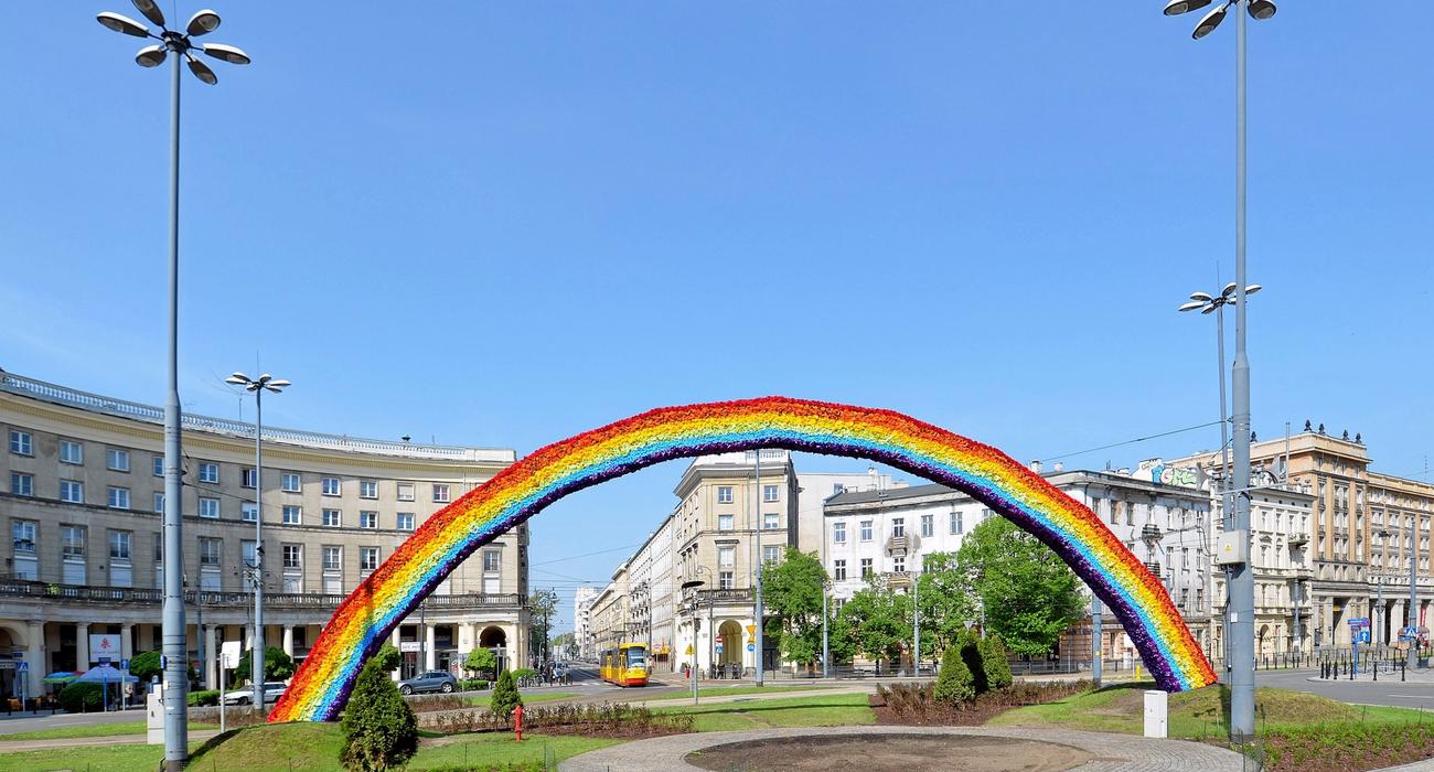 Tęcza na Placu Zbawiciela Warszawa, Autorstwa Adrian Grycuk - Praca własna, CC BY-SA 3.0 pl,