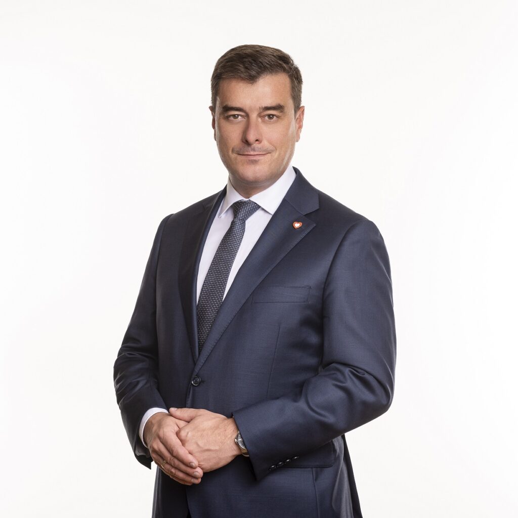 zdjęcie mężczyzny w garniturze