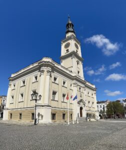 Leszno, Michałowice i Szczecinek chwalą krótszy czas pracy w urzędach. Najtrudniejsze są grafiki, zastępstwa i sezon urlopowy.