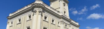 Leszno, Michałowice i Szczecinek chwalą krótszy czas pracy w urzędach. Najtrudniejsze są grafiki, zastępstwa i sezon urlopowy.