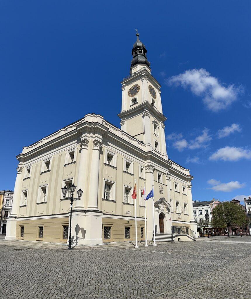 jasny budynek w starym stylu