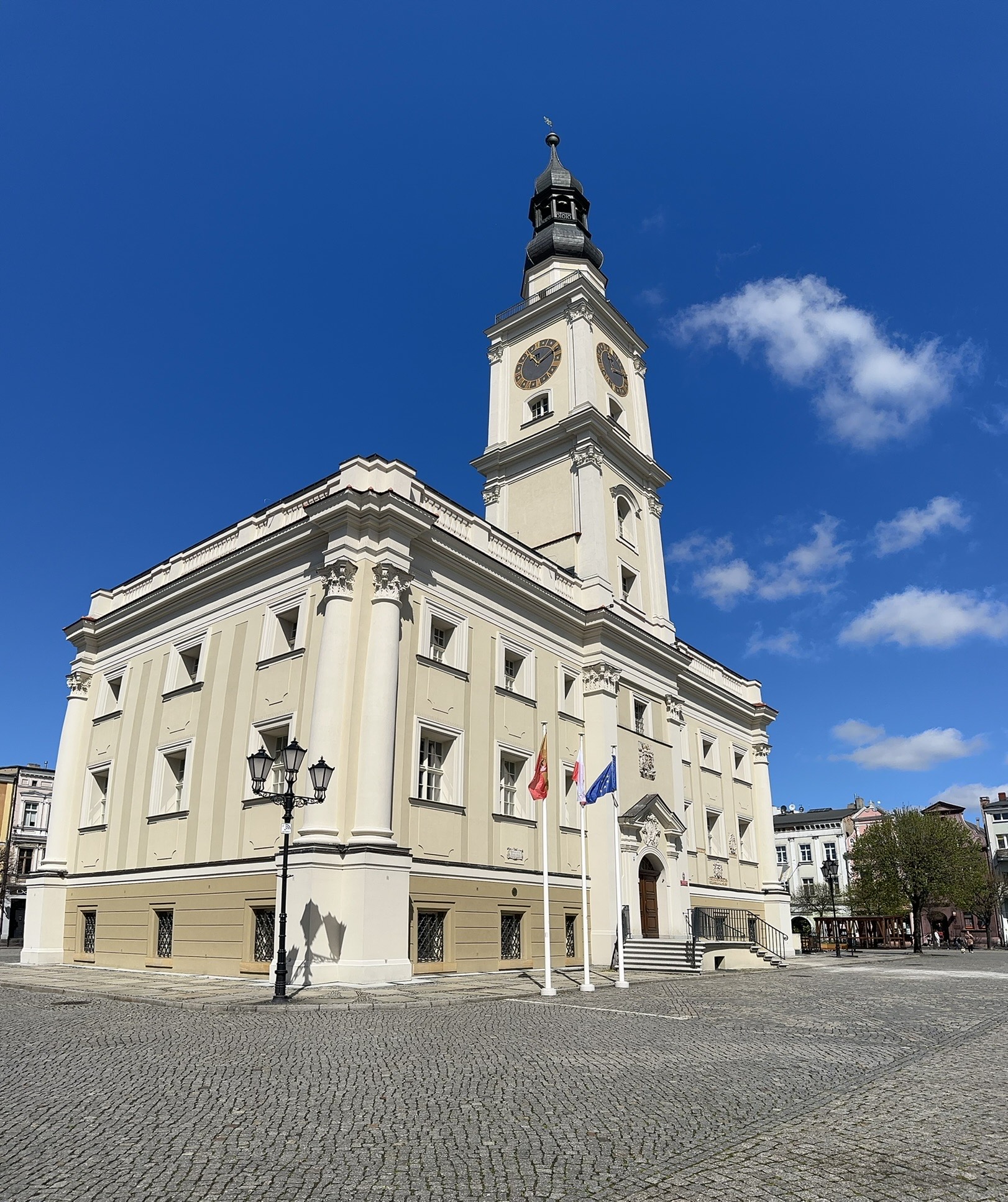 Leszno, Michałowice i Szczecinek chwalą krótszy czas pracy w urzędach. Najtrudniejsze są grafiki, zastępstwa i sezon urlopowy.