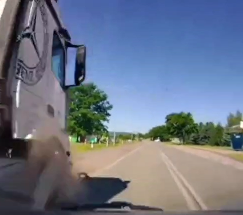 auto ciężarowe uderza w inny pojazd