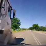 auto ciężarowe uderza w inny pojazd