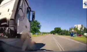 auto ciężarowe uderza w inny pojazd