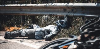 Wypadek motocyklowy. W 2025 roku na polskich drogach zginęło 1 651 osób – o 13 proc. mniej niż rok wcześniej. Photo by Mehmet Talha Onuk/unsplash