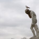 rzeźba nagiego mężczyzny