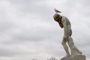 rzeźba nagiego mężczyzny