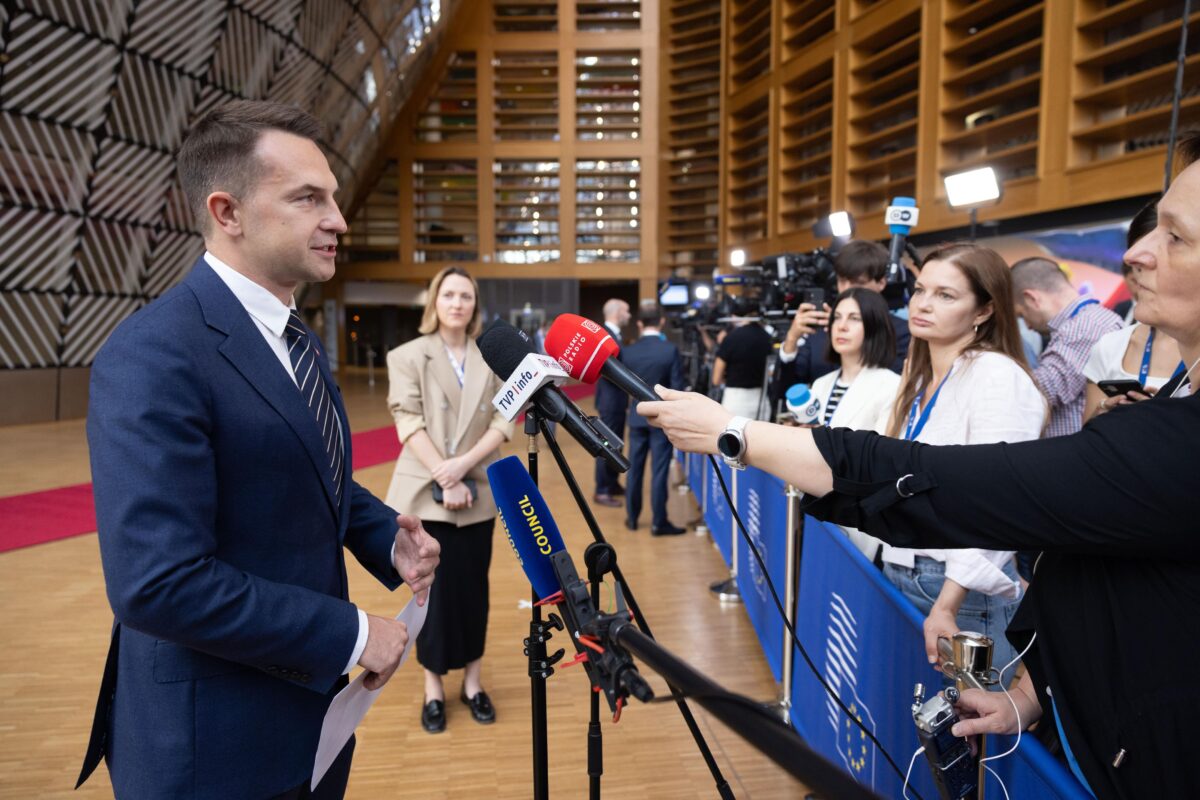 mężczyzna przed mikrofonami