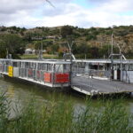 prom rzeczny płynący po rzece