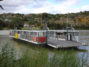 prom rzeczny płynący po rzece