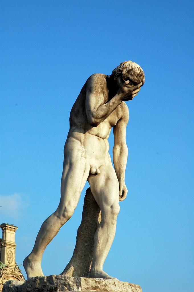 rzeźba nagiego mężczyzny