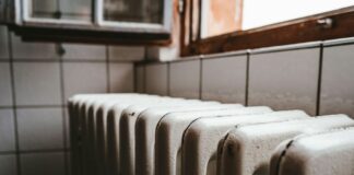 biały kaloryfer pod oknem/ fot: Julian Hochgesang/unsplash
