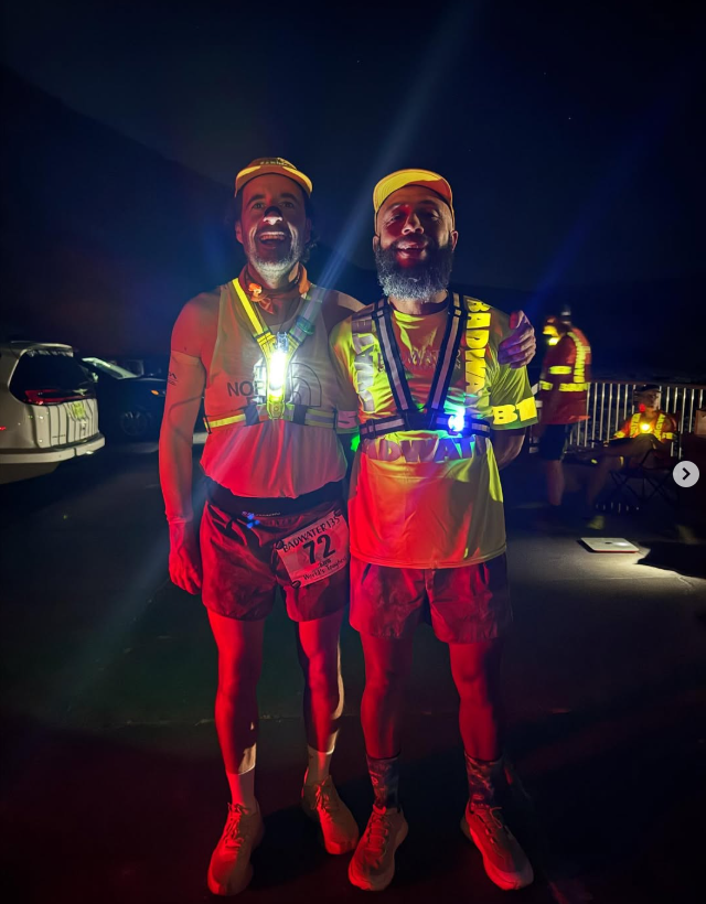 dwaj biegacze z latarkami