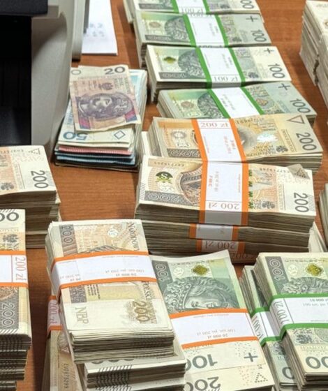 pieniądze w paczkach na stole