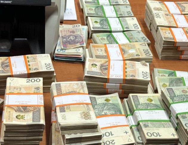 pieniądze w paczkach na stole