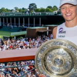 uśmiechnięta dziewczyna z kortem tenisowym w tle