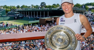 uśmiechnięta dziewczyna z kortem tenisowym w tle