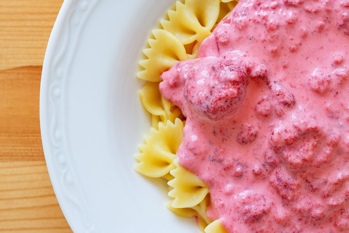 truskawki ze śmietaną na białym talerzu