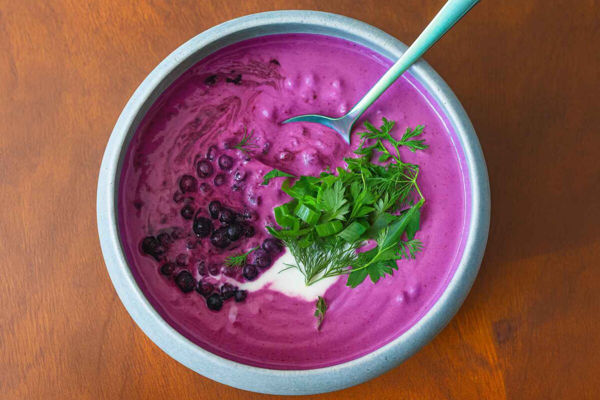 Chłodnik jagodowy w miseczce